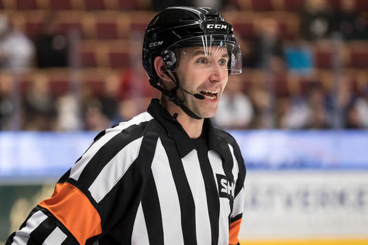 Domare Linus Öhlund  i ishockeymatchen i SHL mellan