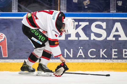 Malmö Redhawks Nils Andersson tar sig för munnen