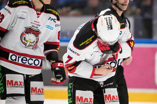 Malmö Redhawks Nils Andersson tar sig för munnen