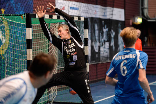 Göteborgsalliansens Robert Odén gör mål bakom