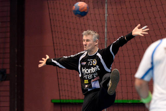 Redbergslid Allstars målvakt Peter Gentzel räddar en