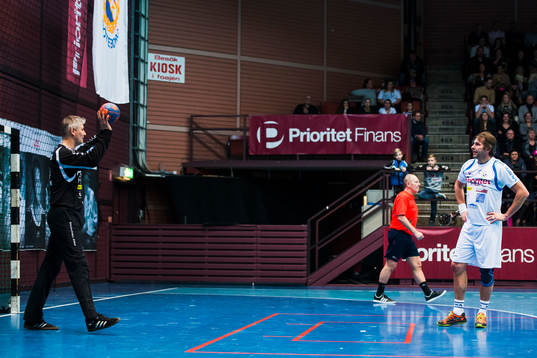 Redbergslid Allstars Magnus Wislander tittar på målvakt