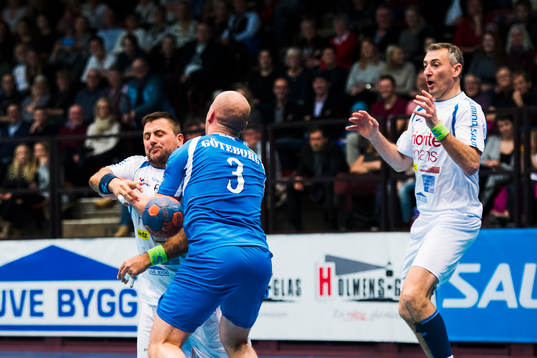 Redbergslid Allstars Ljubomir Vranjes blir stoppad av