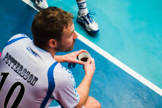 Redbergslid Allstars Fredrik Pettersson dricker kaffe på