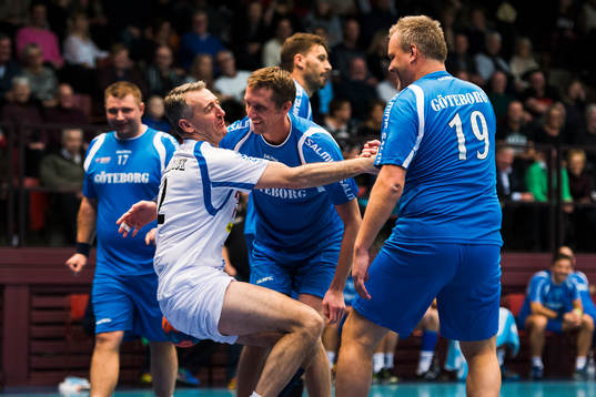 Redbergslid Allstars Jerry Hallbäck får hjälp upp av