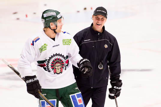 Sean Bergenheim pratar med tränare Roger Rönnberg