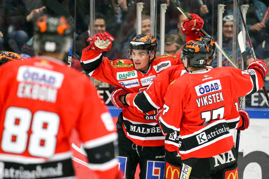 Örebros Petr Zamorsky jublar med lagkamrater