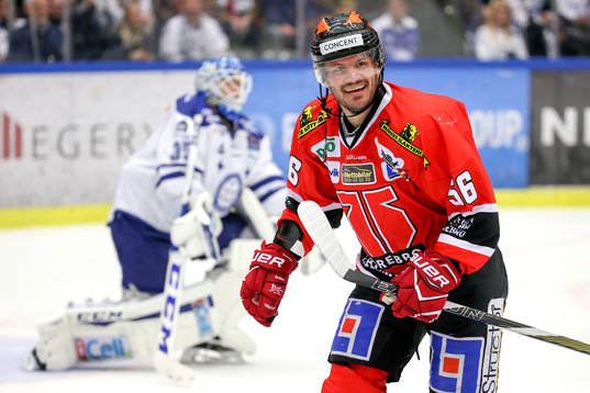 Örebros Johan Wiklander jublar
