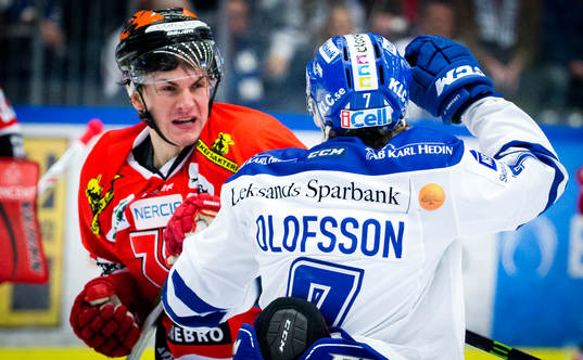 Örebros Petr Zamorsky och Leksands Johan Olofsson i fight