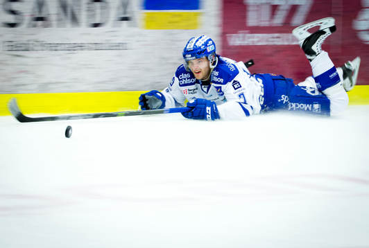 Panorering på Leksands Johan Olofsson som faller