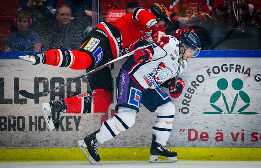Örebros Nicklas Grossmann tacklar Linköpings Andrew Gordon