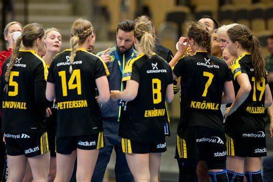 Sävehofs tränare Henrik Signell pratar