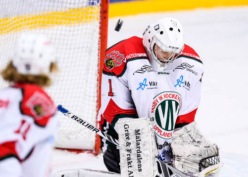 Väsbys målvakt Linus Ryttar räddar ett skott