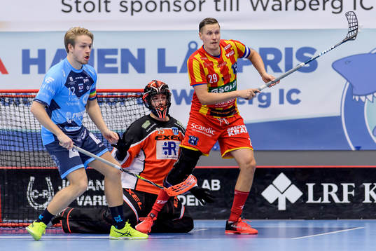 Warbergs Filip Stenmark, målvakt Per Svedin och