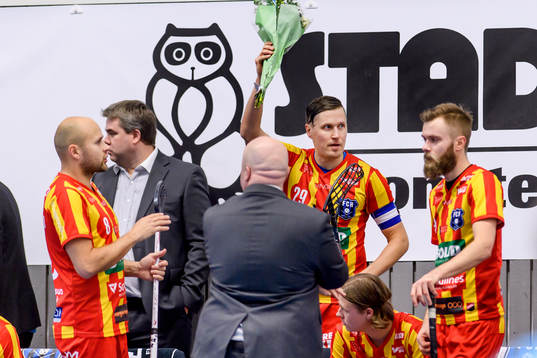 Helsingborgs Mika Kohonen gratuleras till tusen poäng i SSL