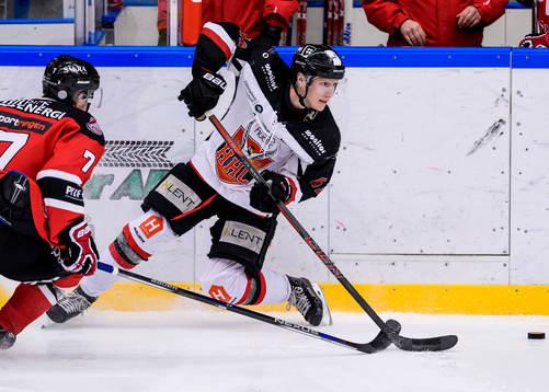Hudiksvalls Pontus Wernersson-Libäck med pucken