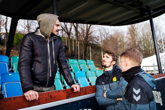 FC KöpenhamnsErik Johansson pratar med GAIS Dardan Rexhepi