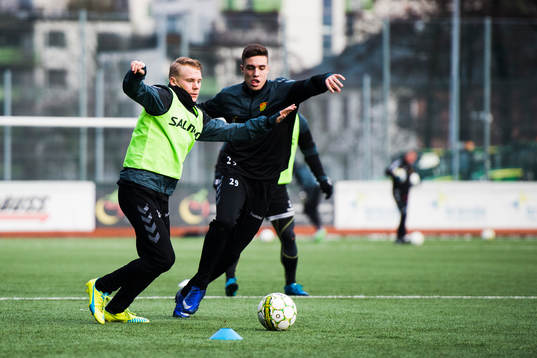 GAIS Johan Svahn i kamp om bollen med Anton Salihu