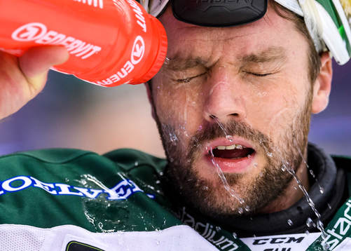 Färjestads målvakt Lars Haugen på uppvärmningen