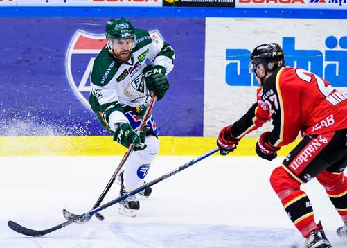Färjestads Jonas Holös med pucken