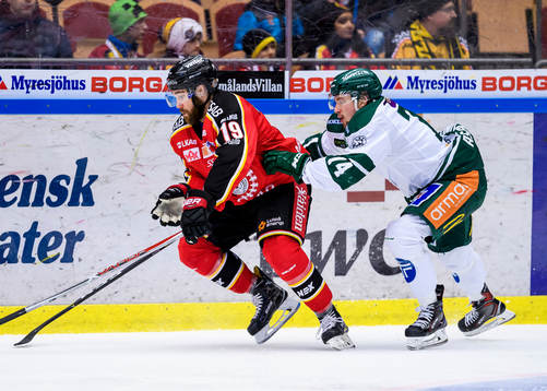 Luleås Jacob Lagacé jagas av Färjestads Rasmus Asplund