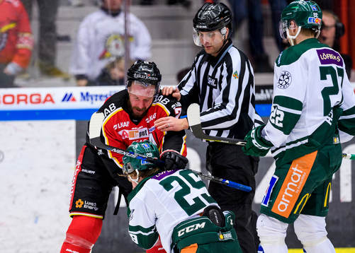 Luleås Jan Sandström i bråk med Färjestads Oskar Steen