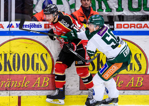 Färjestads Sebastian Erixon tacklar Luleås Kael