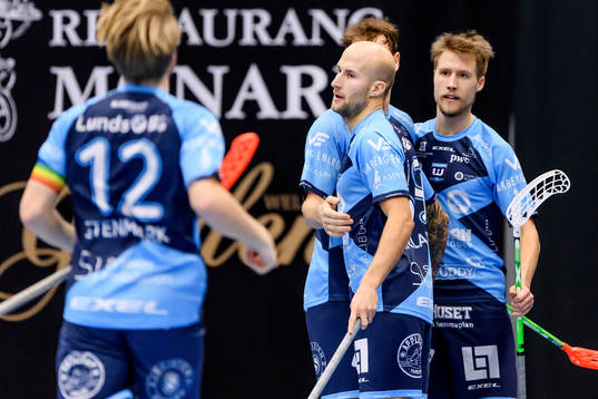 Warbergs Daniel Karlander, i mitten, jublar