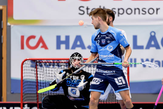 Warbergs Mattias Kongstad med blicken på bollen