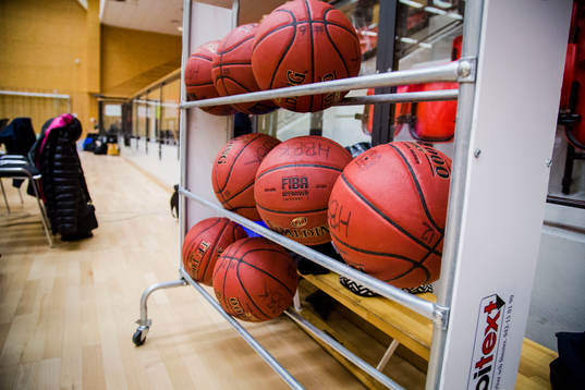 Bollar i ställ intö basketmatchen i basketettan mellan