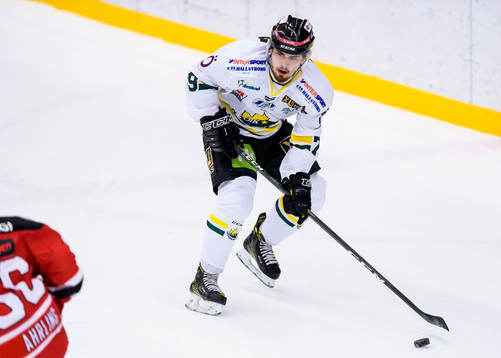 Östersunds David Lillieström-Karlsson med pucken