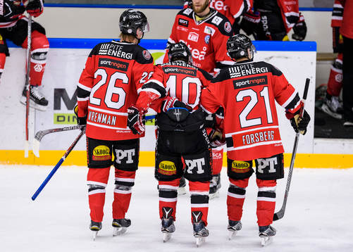 Piteås Magnus Isaksson (m) får hjälp att ta sig av isen