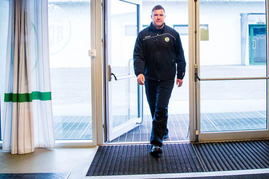 Rögles assisterande tränare Patrik Ross kommer in på