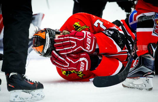Örebros Alexander Hellström blöder