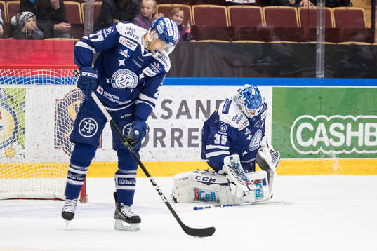 Leksands Eric Castonguay och målvakt Atte Engren deppar