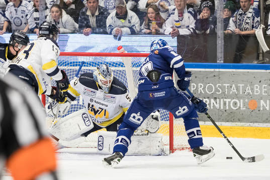 chans för Leksands Mattias Ritola framför målvakt