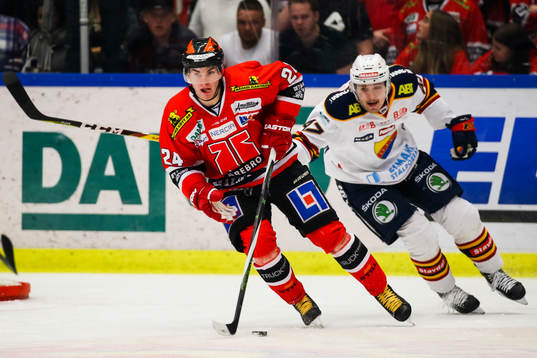 Örebros Petr Zamorsky och Djurgårdens Linus Johansson