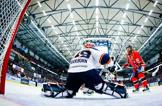 Örebros Joel Mustonen gör 3-2 på Djurgårdens målvakt