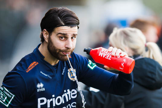 Utsiktens George Mourad spottar vatten