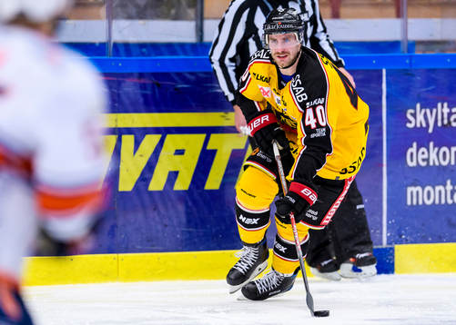Luleås Kael Mouillierat med pucken