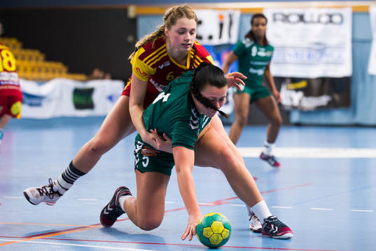 Helsingborgs Ellinor Fahlstedt hålls fast av Tyresös Sara