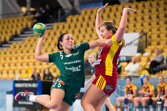Helsingborgs Ellinor Fahlstedt trycker bort Tyresös spelare