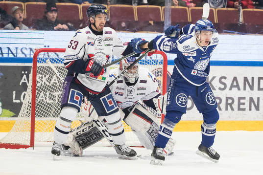 Leksands Tobias Forsberg framför Linköpings målvakt
