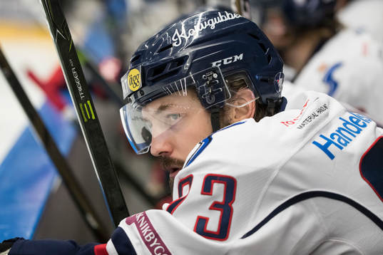 Linköpings Niklas Persson  i ishockeymatchen i SHL mellan