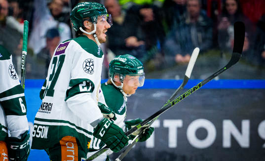 Färjestads Marcus Nilsson gör 0-1 och jublar med John