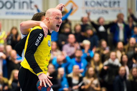 Aranäs Daniel Bergqvist jublar på slutsignalen