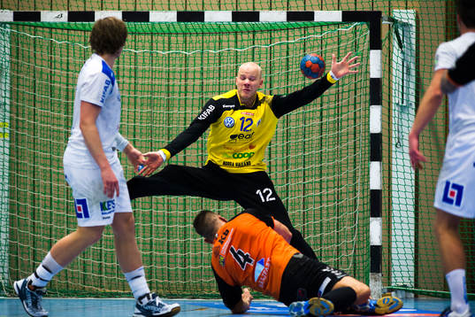 Kristianstads Mario Lipovac skjuter mot Aranäs Daniel
