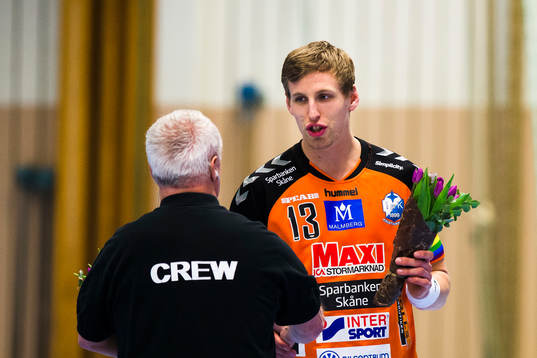 Kristianstads Olafur Gudmundsson får blommor på grund av