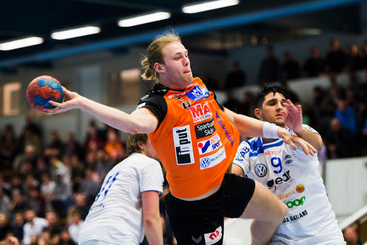 Kristianstads Arnar Freyr Arnarsson skjuter