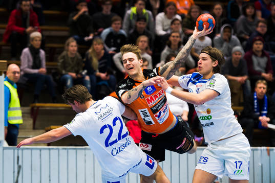 Kristianstads Tore Stig Moen Nilsen går emellan Aranäs